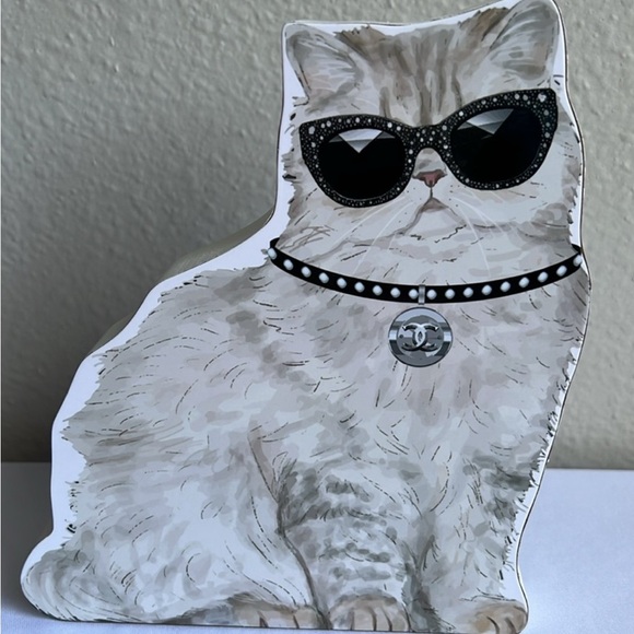 Stylish Cat Decor with Black Accents - Picture 2 of 2